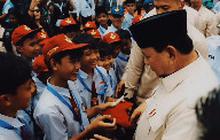 Presiden Prabowo Didatangi Siswa SD Minta Tanda Tangan di Topi, Reaksinya Tak Terduga