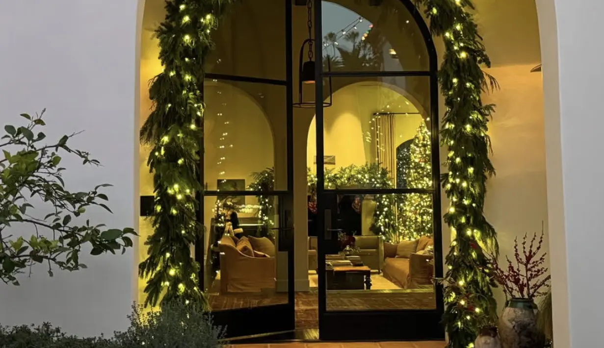 Di antara ornamen yang dipasang ada hiasan karya desainer Christopher Radko, yang jasanya setiap Natal digunakan oleh keluarga Jenner.  [Foto: Instagram/ Kendall Jenner]