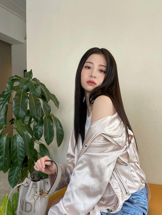 Yunjin Le Sserafim. (Instagram/ jenaissante)