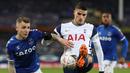 Gelandang Tottenham Hotspur, Erik Lamela (kanan) menguasai bola dibayangi bek Everton, Lucas Digne dalam laga babak kelima Piala FA 2020/21 di Goodison Park, Rabu (10/2/2021). Tottenham kalah 4-5 (4-4) dari Everton melalui extra time. (AFP/Clive Brunskill/Pool)