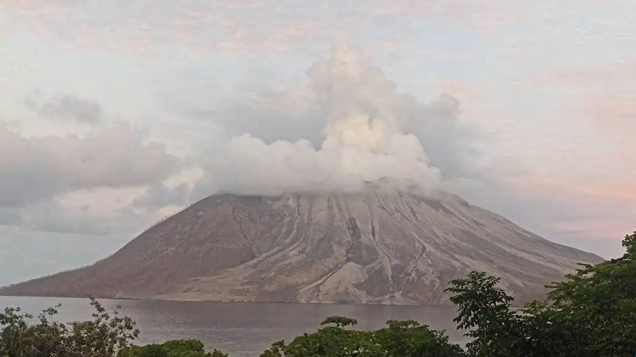 Kondisi Gunung Ruang di Kecamatan Tagulandang, Kabupaten Kepulauan Sitaro, Sulut, pada Jumat (10/5/2024) pagi.