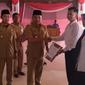 Bupati Sampang Slamet Junaidi dan Wakilnya Abdullah Hidayat saat menyerahkan SK CPNS kepada 222 CPNS formasi 2018.