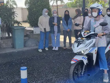 Peserta AO Mekaar PNM mengikuti safety riding di Garut, Jawa Barat (13/02/2022). Safety riding yang digelar PT Permodalan Nasional Madani (PNM) melalui afiliasinya PT Mitra Utama Madani merupakan bentuk kepedulian terhadap keselamatan kerja  Account Officer (AO) PNM Mekaar. (Liputan6.com/HO/PNM)
