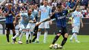 Striker Inter Milan, Mauro Icardi, melakukan tendangan penalti saat pertandingan melawan SPAL pada laga Serie A di Stadion Giuseppe Meazza, Minggu (10/9/2017). Inter Milan menang 2-0 atas SPAL. (AFP/Miguel Medina)