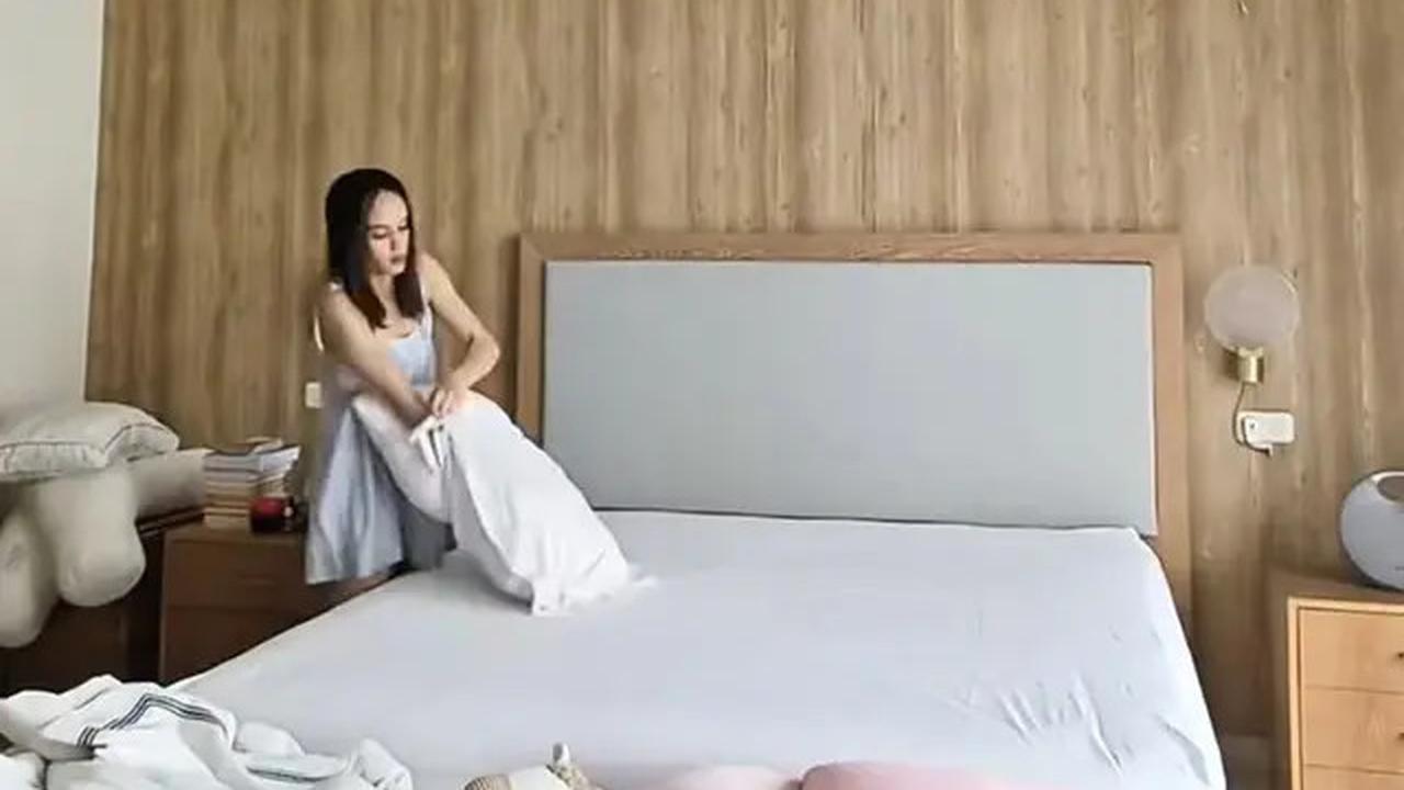 6 Potret Wajah Natural Cinta Laura Bersih-Bersih Rumahnya saat Ditinggal Mudik ART, Kamar Kucingnya Curi Perhatian