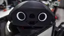 Bentuk robot medis yang dimodifikasi untuk memeriksa pasien virus corona COVID-19 di Regional Center of Robotics Technology, Chulalongkorn University, Bangkok, Thailand, Rabu (18/3/2020). Rumah sakit Thailand mengerahkan robot ‘Ninja’ untuk membantu memerangi COVID-19. (LILLIAN SUWANRUMPHA/AFP)
