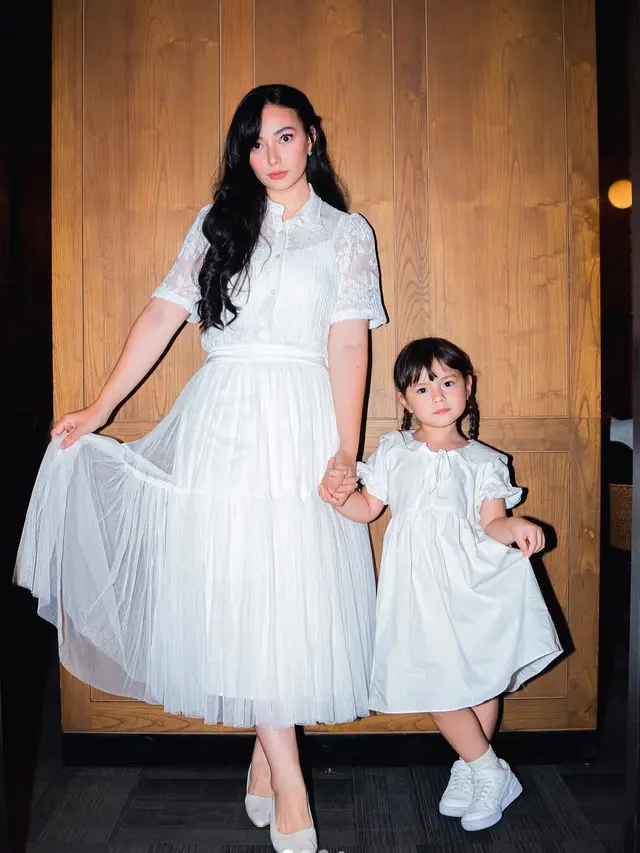 Momen kebersamaan Asmirandah dan Chloe dalam balutan outfit serasi yang menggemaskan (Instagram/@asmirandah89)