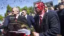 <p>Duta Besar Rusia untuk Polandia Sergei Andreev ditutupi dengan cat merah di Warsawa, Polandia, Senin (9/5/2022). Para pengunjuk rasa yang memprotes perang di Ukraina melemparkan cat merah pada duta besar Rusia tersebut ketika Sergei Andreev tiba di pemakaman untuk meletakkan karangan bunga memperingati Victory Day atau Hari Kemenangan. (AP Photo/Maciek Luczniewski)</p>