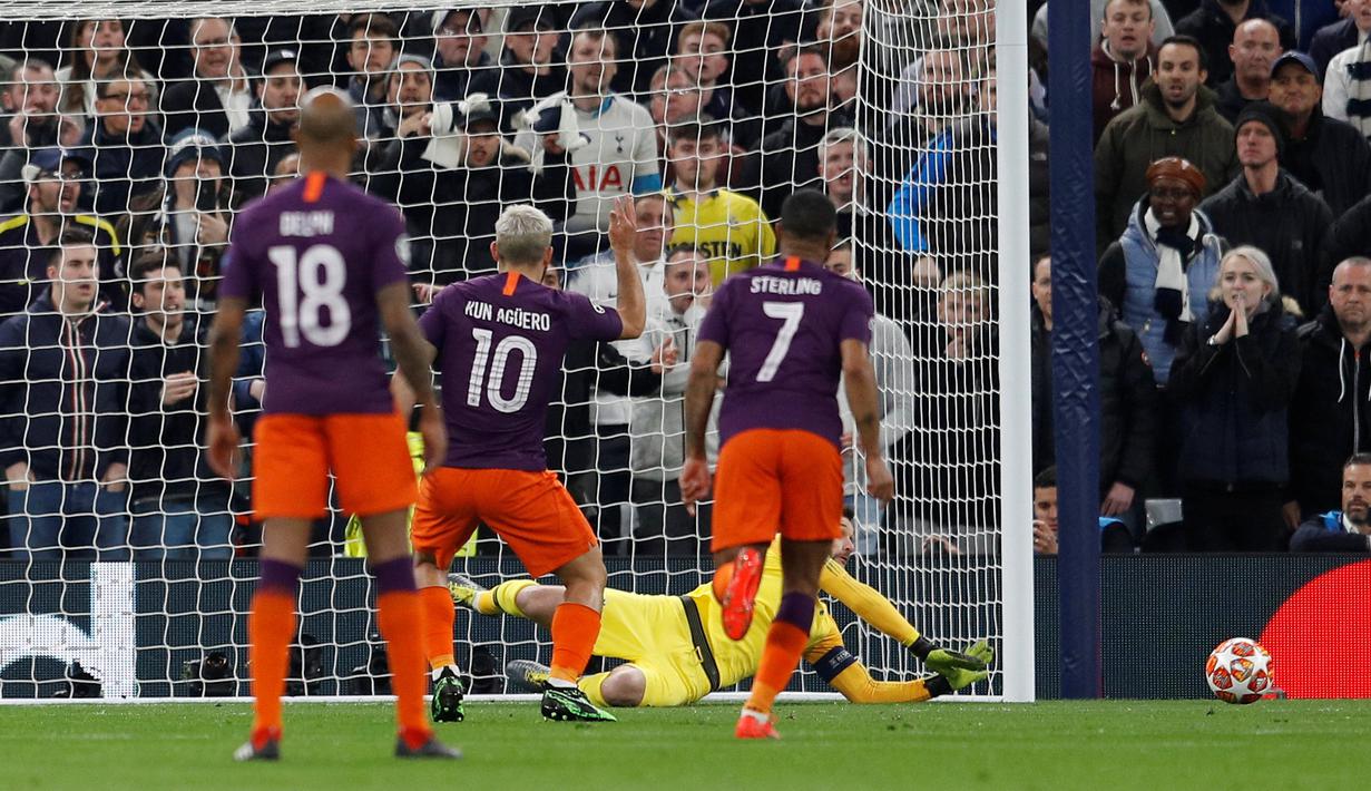 Kiper Tottenham Hotspur Hugo Lloris menepis tendangan penalti penyerang Manchester City Sergio Aguero saat bertanding pada leg pertama perempat final Liga Champions 2018-2019 di Tottenham Hotspur Stadium, London, Selasa (9/4). (Reuters/ Peter Nicholls)