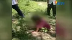 Dalam video ini, terlihat RK tengah merangkak-rangkak di tanah dan menggaruk-garuk bak seekor anjing.