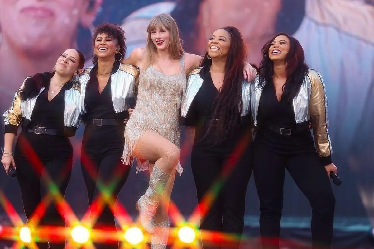 40 Taylor Swift Lyric Quotes About Friendship to Warm Your Heart