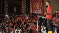 Rio Ferdinand juga sempat berkunjung ke Indonesia pada Juni 2011 lalu, dimana pada kunjungannya ia memberikan pelatihan sepak bola dan bantuan untuk anak-anak Indonesia yang terjangkit virus HIV/Aids. (AFP Photo/Romeo Gacad)