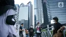 Warga berkumpul diatas JPO tanpa atap di Jakarta, Minggu (12/9/2021). Kasus baru positif Covid-19 di Indonesia per Minggu (12/9) bertambah sebanyak 3.779 kasus Jumlah tersebut membuat total kasus virus corona sejak awal pandemi mencapai 4.167.511 kasus. (Liputan6.com/Faizal Fanani)
