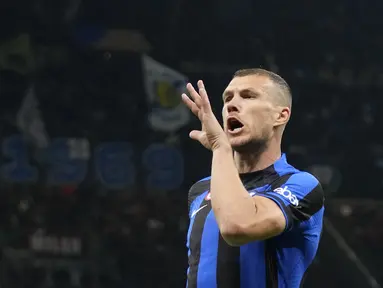 Penyerang Inter Milan, Edin Dzeko berselebrasi usai mencetak gol ke gawang AC Milan pada leg pertama semifinal Liga Champions di stadion San Siro di Milan, Italia, Kamis, 11 Mei 2023. (AP Photo/Antonio Calanni)