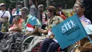 Penyandang disabilitas memegang bendera bertuliskan “bergerak untuk disabilitas” saat mengikuti Karnaval Budaya Disabilitas di kawasan Bundaran HI, Jakarta, Selasa (18/08/2015). (Liputan6.com/Gempur M Surya)  