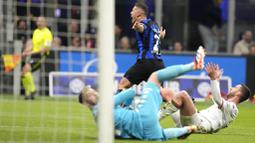 Pemain Inter Milan, Kristjan Asllani, melakukan selebrasi setelah mencetak gol ke gawang Genoa pada laga Liga Italia di Stadion Giuseppe Meazza, Selasa (5/3/2024). Berkat hasil ini, Inter pun semakin bertengger kokoh di puncak klasemen dengan poin 72, unggul 15 angka dari pesaing terdekat. (AP Photo/Luca Bruno)