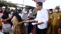 Di Pasar Sukamandi, Jokowi memberikan bantuan kepada para pedagang.