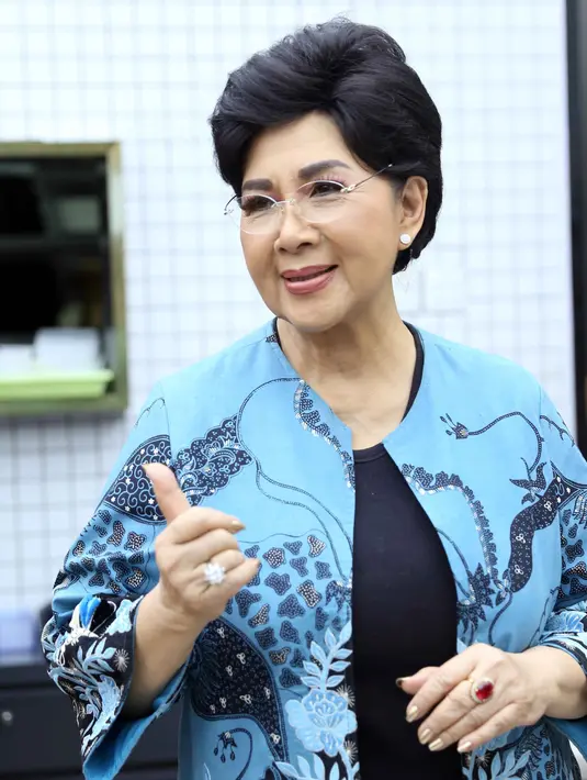 Selain menjalani perawatan di rumah sakit, ia juga banyak berdoa. Agar diberikan isyarat demi kesembuhan penyakitnya. Hingga akhirnya ia bertemu dengan seseorang yang mengajarkan meditasi. (Nurwahyunan/Bintang.com)