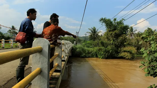 Rubidi Mangun Sudarmo, sang Wakil Komandan pembersihan menunjukkan lokasi eksekusi anggota PKI di Jembatan Sungai Cikawung, Bantar, Wanareja, Cilacap. (Foto: Liputan6.com/Muhamad Ridlo)
