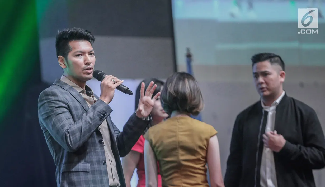 News anchor Indosiar, Zulfikar Naghi membagikan pengalaman sebagai jurnalis saat gelaran Emtek Goes To Campus (EGTC) 2018 di Universitas Kristen Petra Surabaya, Rabu (14/11). EGTC ini berlangsung hingga 15 November 2018. (Liputan6.com/Faizal Fanani)