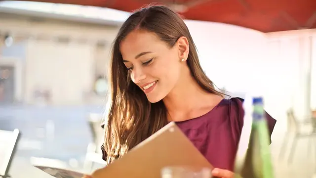 Kebiasaan Membaca Menu Berkali-kali Sebelum Memesan Makanan
