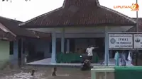[VIDEO] Jember Hujan 6 Jam, Dokumen di Kantor Kades Hanyut
