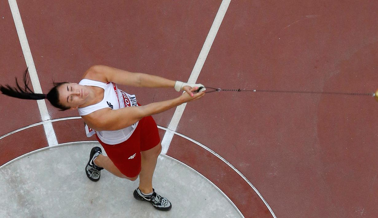 Atlet wanita lempar martil Polandia, Malwina Kopron beraksi di babak kualifikasi selama 15 IAAF World Championships di Stadion Nasional di Beijing, Cina, (26/8/2015). (REUTERS/Fabrizio Bensch)