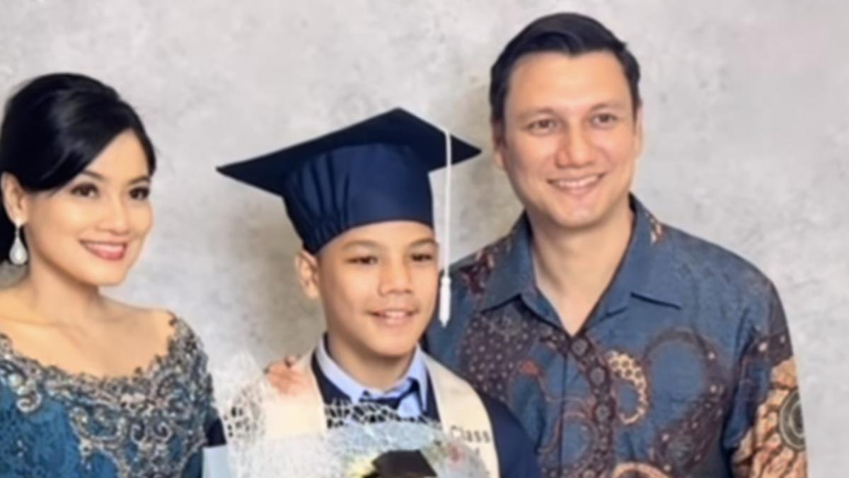Gaya Elegan Titi Kamal Dibalut Kebaya Biru saat Hadir di Wisuda Putranya yang Lulus SD