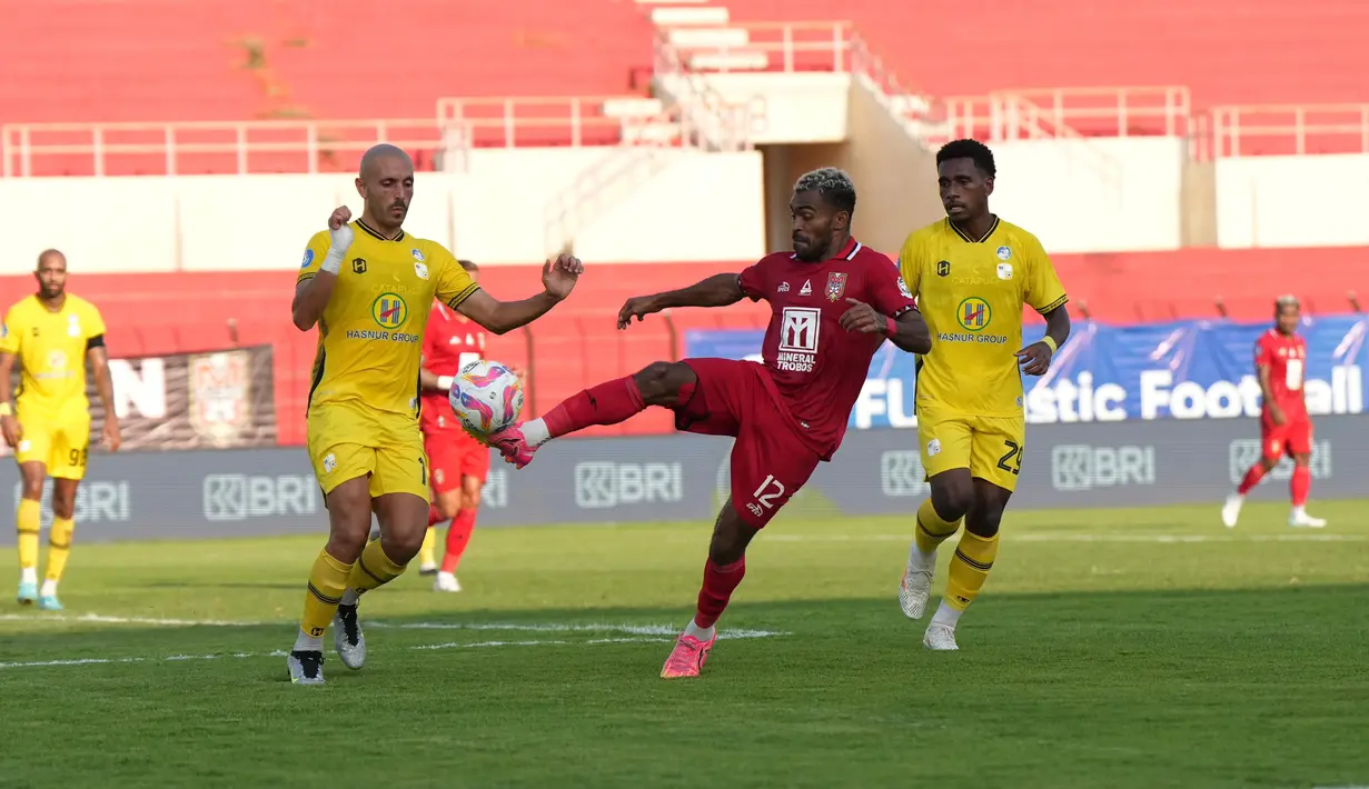 Yakob Sayuri (tengah) saat memperkuat Malut United di BRI Liga 1 2024/2025. (Dok. Malut United)