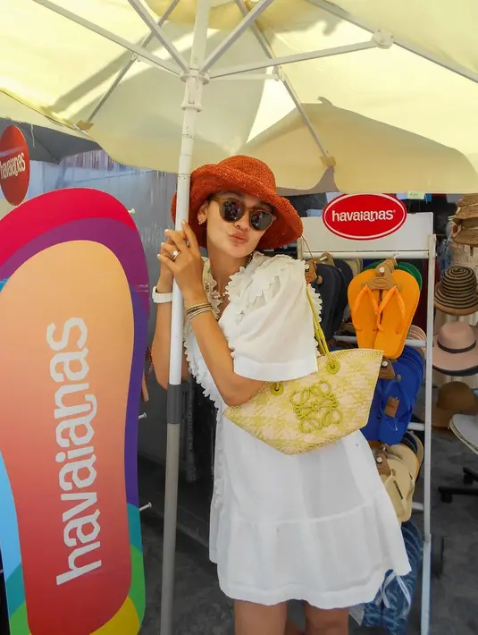 Tak ketinggalan, Luna Maya juga kenakan bucket hat lebar dan tas rajut Loewe seharga Rp15 jutaan [@lunamaya]