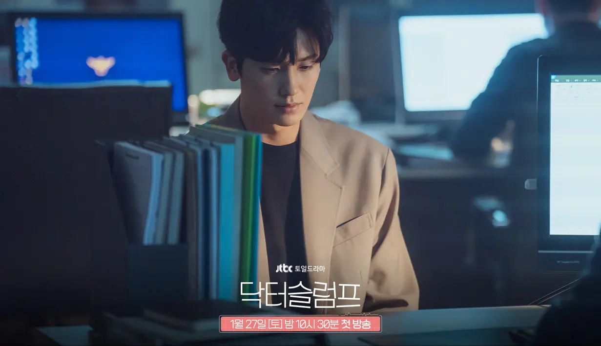 Meskipun Yeo Jung Woo memiliki kehidupan yang mulus dari masa sekolahnya sebagai siswa No. 1 hingga menjadi dokter, dia tiba-tiba terdorong ke tepi jurang karena kecelakaan malpraktik medis yang misterius. (Foto: Instagram/ jtbcdrama) (Foto: Instagram/ jtbcdrama)