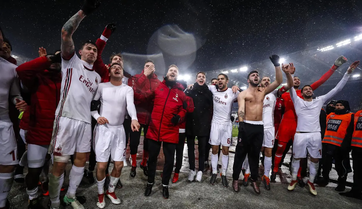 Selebrasi pelatih dan pemain AC Milan ketika berhasih melaju ke final Coppa Italia usai menundukkan Lazio di Stadio Olimpico, Roma, Italia, Rabu (28/2). (Angelo Carconi / ANSA via AP)