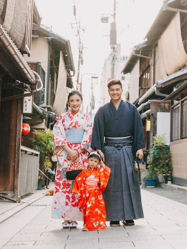 Potret Chelsea, Glenn, dan si kecil Natusha nampak mirip orang Jepang. Pasangan yang menikah pada 3 Oktober 2015 itu memang sering mengunggah momen-momen liburan mereka di Instagram. (Liputan6.com/IG/chelseaoliviaa)