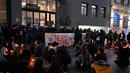 Para siswa duduk sambil memegang lilin dalam acara penghormatan kepada para korban kecelakaan kereta api maut pada tanggal 28 Februari 2023, di dekat kota Larissa, Yunani tengah yang menewaskan 38 orang, di luar kantor pusat Hellenic Train, di Athena, 1 Maret 2023. Ratusan orang turun ke jalan di Athena menyalahkan pemerintah atas privatisasi perusahaan Hellenic Train setelah tabrakan mematikan antara dua kereta api menyebabkan tergelincirnya kereta api di dekat kota Larissa, Yunani, pada malam hari tanggal 28 Februari 2023. Pemerintah Yunani mengumumkan 3 hari berkabung nasional. (Louisa GOULIAMAKI/AFP)