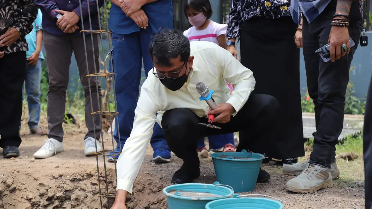 Wakil Bupati Garut Helmi Budiman melakukan peletakan baru pertama pembangunan Living Market di Kawasan Stasiun Garut Kota.