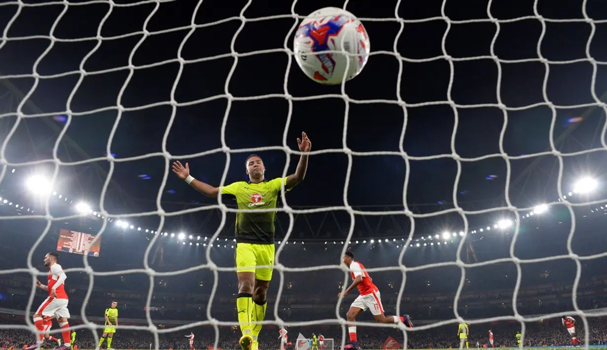 Bola tendangan pemain Arsenal, Alex Oxlade-Chamberlain, bersarang ke gawang Reading dalam laga 16 besar Piala Liga Inggris di Stadion Emirates, Rabu (26/10/2016) dini hari WIB. (Action Images via Reuters/Tony O'Brien)