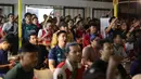 Ekspresi dari komunitas Arsenal Indonesia saat pemain Arsenal gagal menjebol gawang Liverpool dalam acara Roaring Night yang berlangsung di Pitch 98, Kemang, Jakarta, Minggu (24/12/2023) dini hari. (Bola.com/Bagaskara Lazuardi)