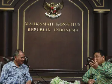 Ketua KPK Agus Raharjo  (kiri) berbincang dengan Ketua Mahkamah Konstitusi (MK) Arief Hidayat dalam pertemuan di Gedung Mahakamah Konstitusi, Jakarta, Rabu (6/1/2016). Pertemuan membahas koordinasi terkait penanganan korupsi. (Liputan6.com/Faizal Fanani)