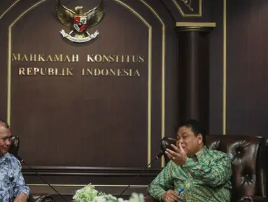 Ketua KPK Agus Raharjo  (kiri) berbincang dengan Ketua Mahkamah Konstitusi (MK) Arief Hidayat dalam pertemuan di Gedung Mahakamah Konstitusi, Jakarta, Rabu (6/1/2016). Pertemuan membahas koordinasi terkait penanganan korupsi. (Liputan6.com/Faizal Fanani)