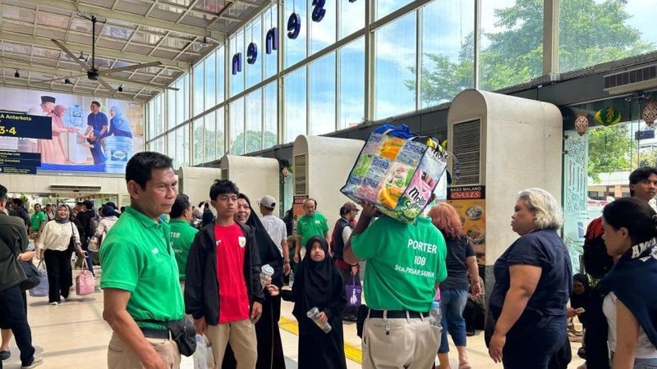 Raup Cuan Lebaran, Penghasilan Porter Stasiun Pasar Senen Melonjak Drastis