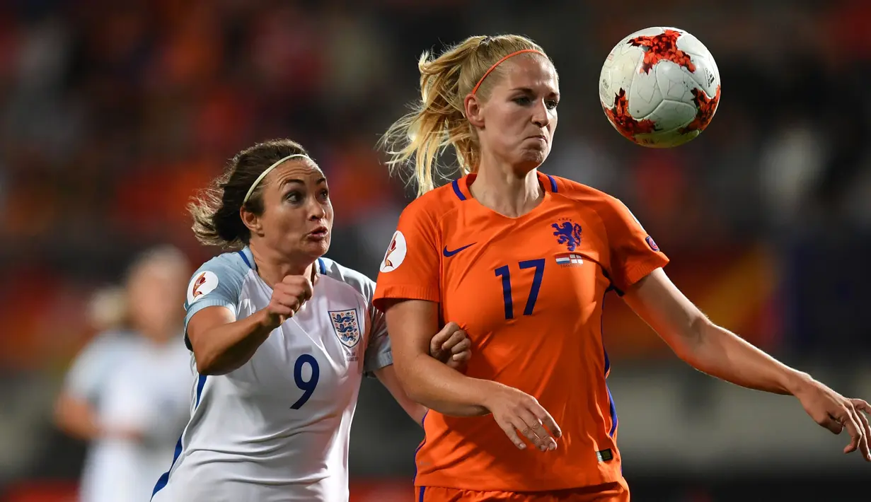 Striker Inggris, Jodie Taylor berusaha merebut bola bek Belandam Kelly Zeeman saat bertanding di semifinal UEFA Women’s Euro 2017 di Stadion FC Twente, di Enschede (3/8). Belanda akan bertemu Denmark di Final. (AFP Photo/Daniel Mihailescu)