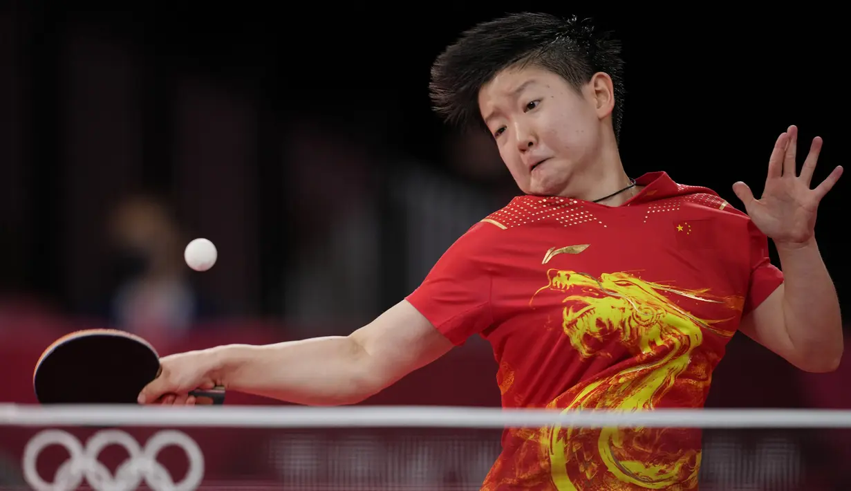 Atlet China Sun Yingsha mengembalikan bola pukulan Chen Szu-yu dari Taiwan dalam pertandingan babak 16 besar tenis meja tunggal putri di Olimpiade Musim Panas 2020 di Tokyo, Selasa (27/7/2021). (AP Photo/Kin Cheung)