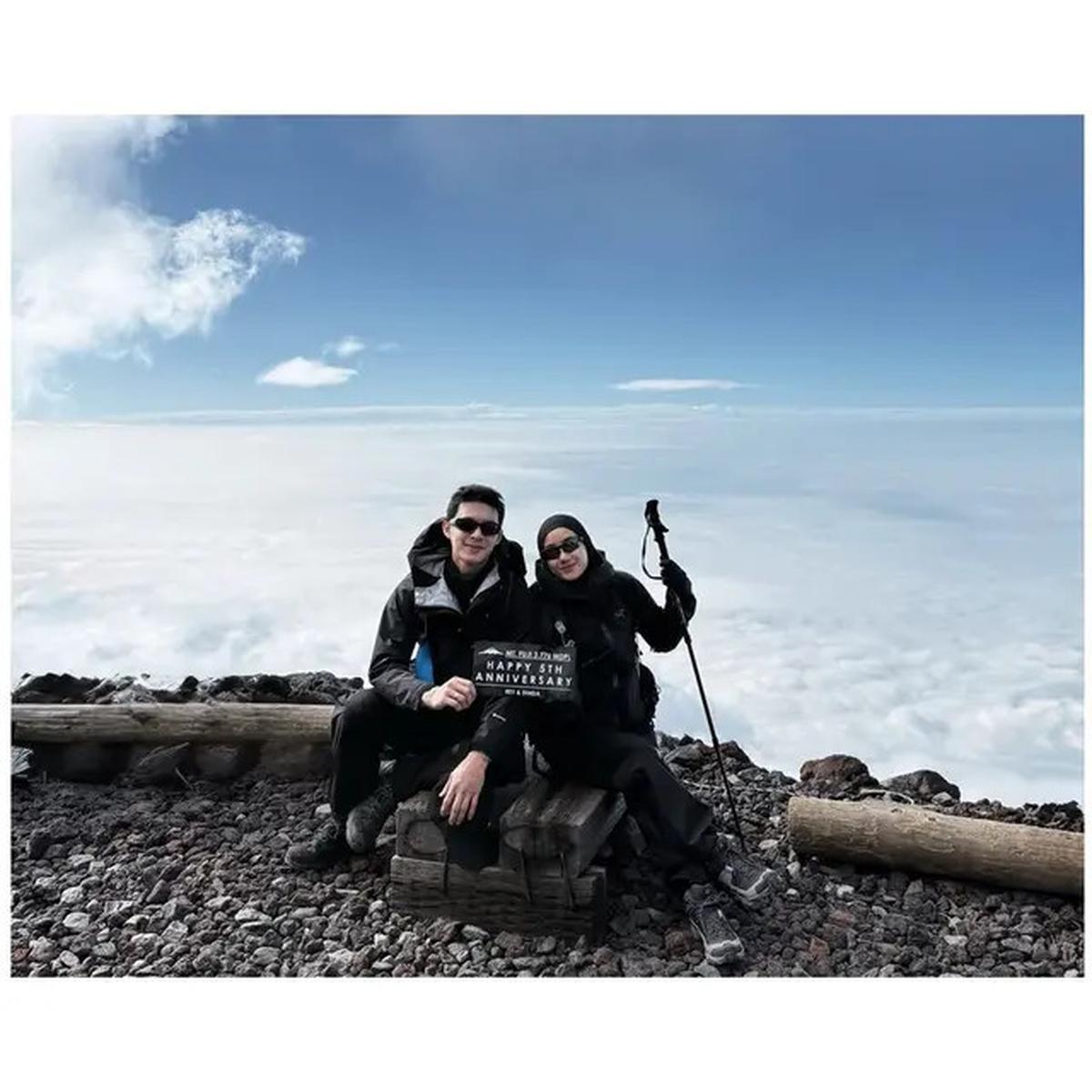 6 Potret Rey Mbayang dan Dinda Hauw Hiking ke Gunung Fuji, Rayakan Anniversary ke-5