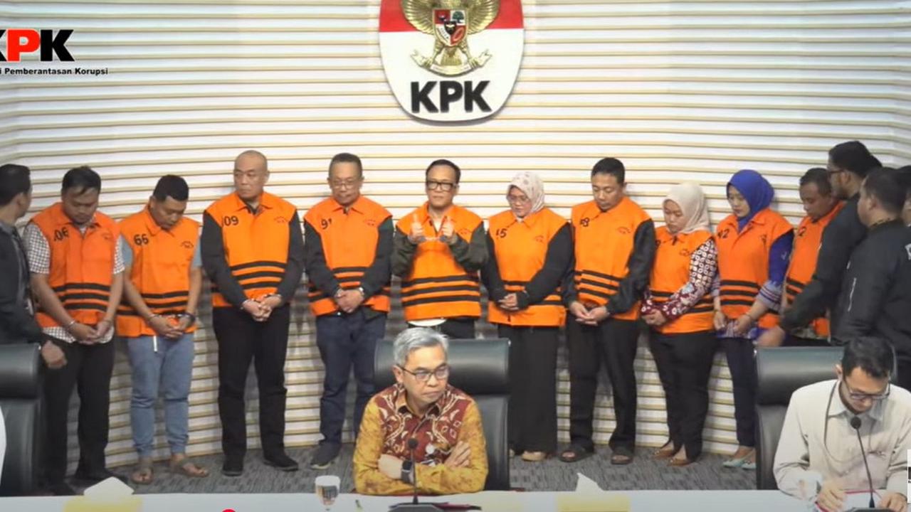 Menangis saat Muncul ke Publik, Immanuel Ebenezer Lanjut Kepalkan Tangan & Tersenyum Pamerkan Borgol
