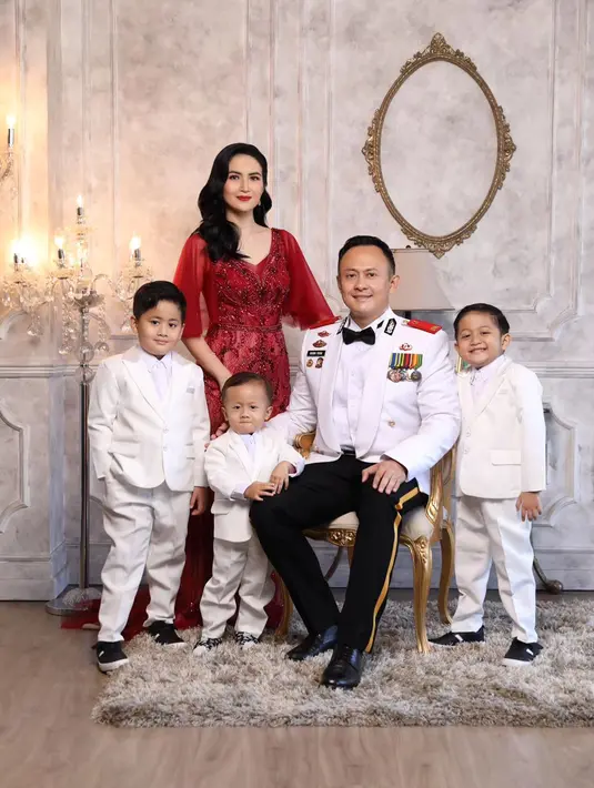 Dari pernikahannya, dikaruniai tiga orang anak laki-laki. Dua diantaranya anak kembar Magha dan Degha yang lahir pada 2018 silam. [Instagram/kddevie]
