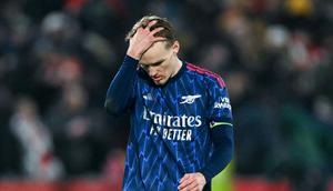 Pemain Arsenal, Martin Odegaard, tampak lesu setelah hanya bermain imbang 1-1 melawan Brentford dalam laga pekan ke-26 Premier League 2025/2026, Jumat (13/2/2026) dini hari WIB. (AFP/Glyn Kirk)