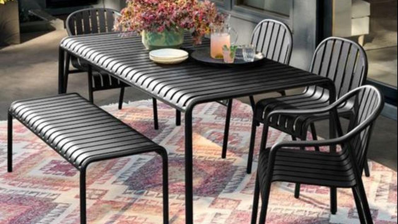 Meja Makan Teras Besi Warna Hitam: Modern dan Elegan
