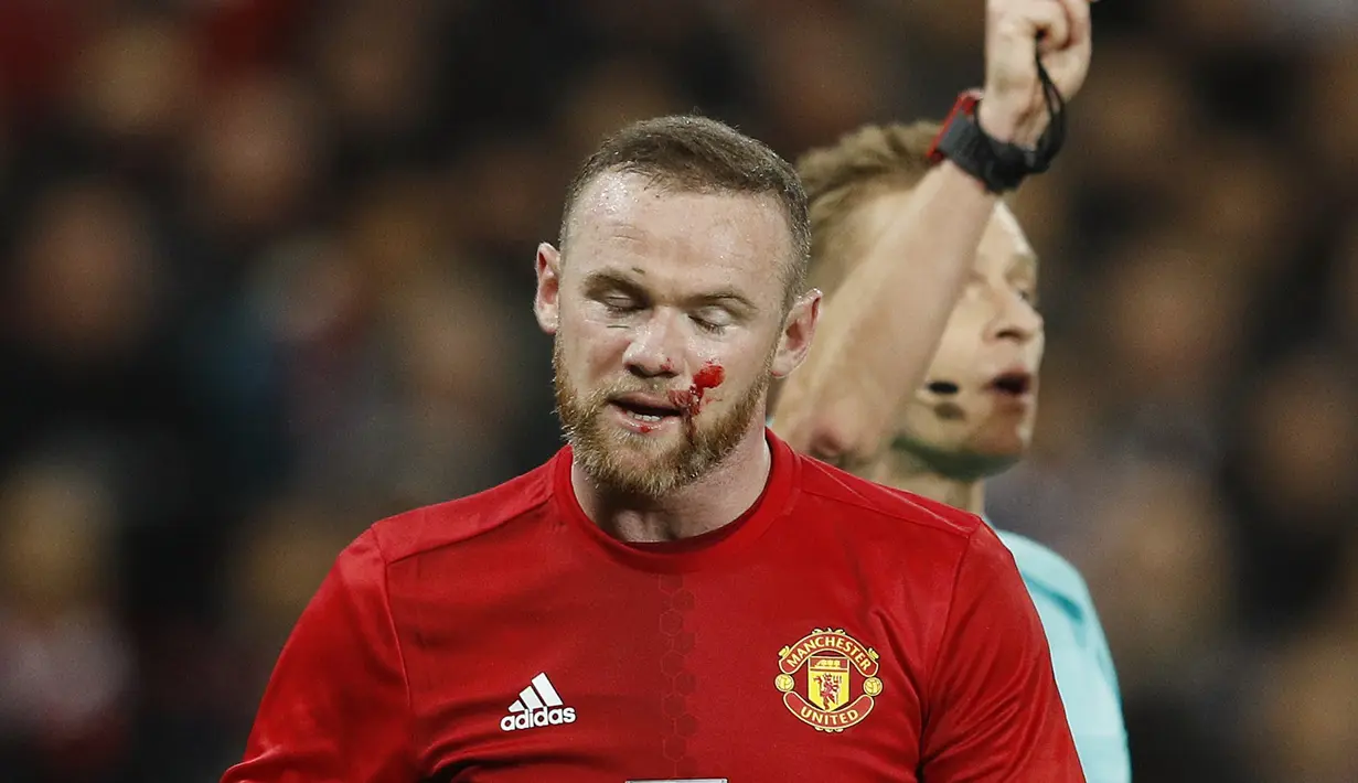 Wajah bintang Manchester United, BWayne Rooney berdarah akibat benturan saat timnya melawan West Ham United pada laga Piala Liga Inggris di Stadion Old Trafford, (30/11/2016). MU menang 4-1. (Reuters/Phil Noble)