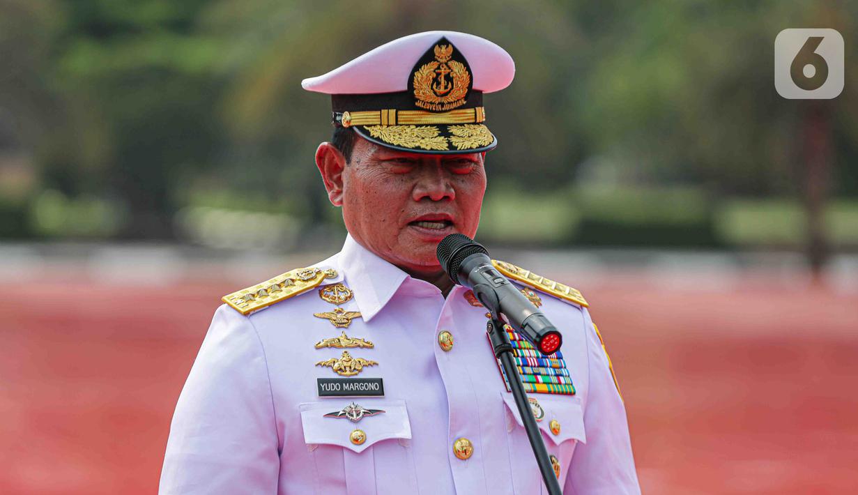 Pejabat lama Laksamana TNI Yudo Margono berbicara ke hadapan media upacara usai serah terima jabatan (Sertijab) di Mabes TNI, Cilangkap, Jakarta, Rabu (22/11/2023). (Liputan6.com/Faizal Fanani)
