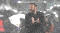 Pelatih AS Roma, Daniele De Rossi, memberikan semangat kepada anak asuhnya saat melawan Inter Milan pada pekan ke-24 Serie A 2023/2024 di Stadio Olimpico, Minggu (11/2/2024). Hasil ini mengakhiri tren positif Roma di bawah kendali De Rossi. Setelah menang pada tiga laga awal, Roma akhirnya kalah di tangan Inter Milan. (AP Photo/Alessandra Tarantino)